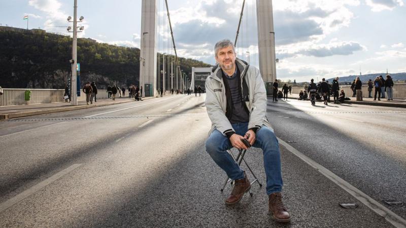 Hadházy Ákos ismételten a hídfoglalásra buzdította a közönséget, mire a rendőrség reagált a felhívására.