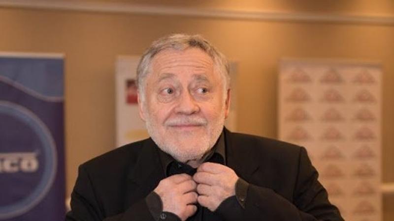 Koltai Róbert sem tudott megálljt parancsolni a balatoni kolbász ízletes csábításának.