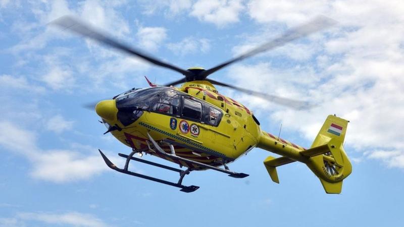 Súlyos baleset történt Hevesben! A sofőr a járműből kirepült, ami miatt mentőhelikopter érkezett a helyszínre.