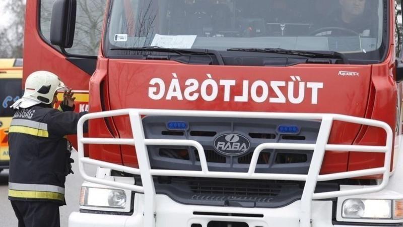 Felborult egy gépjármű a 21-es főúton - a helyszínen egy szabadnapos tűzoltó is közreműködik a mentési munkálatokban.