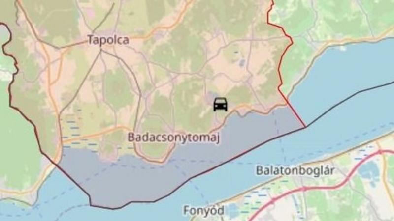 Ábrahámhegyen baleset történt, amikor egy autó az oldalára borult, így az érintett útszakaszt lezárták a hatóságok.