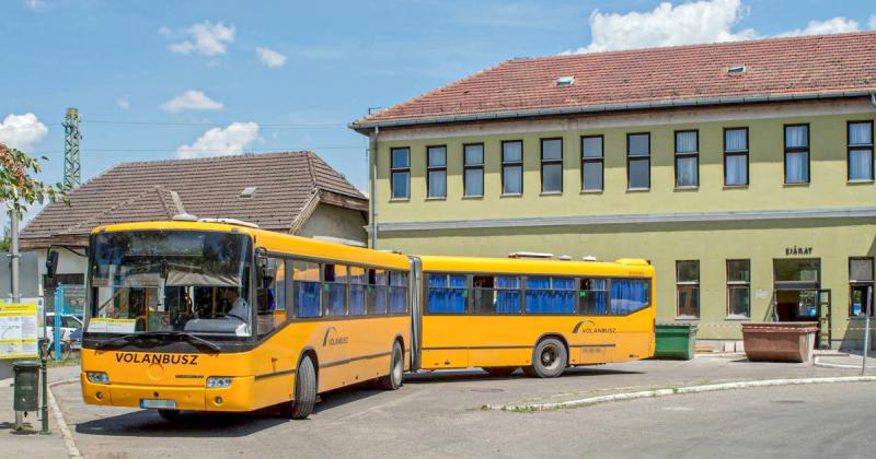 Kiskunhalason egy buszvezető hősies tette mentette meg egy utas életét. Az eset során a sofőr gyorsan reagált, amikor észlelte, hogy az egyik utas rosszul lett. Azonnal megállította a járművet, és segítséget nyújtott, így a hölgy életét sikerült megmenten