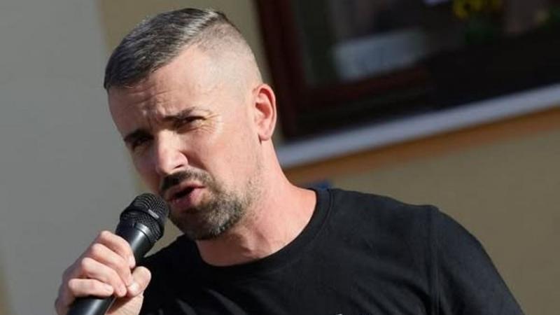 Jakab Péter határozottan és szenvedélyesen áll ki a határon túli magyarok jogaiért és érdekeiért, bátor kritikájával és éles szavaival nem fél provokálni a közvéleményt.