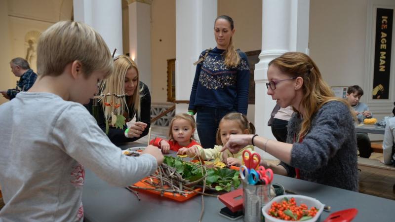 Őszi csoda a Móra Ferenc Múzeumban – a családok számára varázslatos kézműves élményekkel teli matiné várta a gyerekeket. Fedezd fel galériánkat és nézd meg a rendezvény legszebb pillanatait videón!