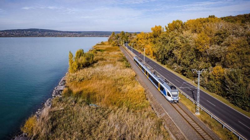 A nemzeti ünnepek és a hosszú hétvégék különleges alkalmak, amelyek jelentősen befolyásolják a vonatok és buszok közlekedését. Ilyenkor a menetrendek gyakran módosulnak, hogy megfeleljenek a megnövekedett utazási igényeknek. A vonatok és buszok sűrűbben j