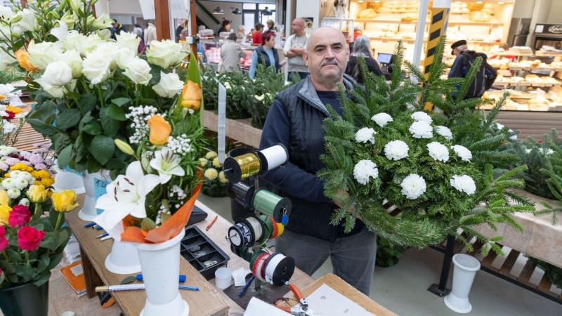 Tavalyi árakon vásárolhatod meg a koszorút, és a mécsesek választéka is gazdag a halottak napjára (galéria).