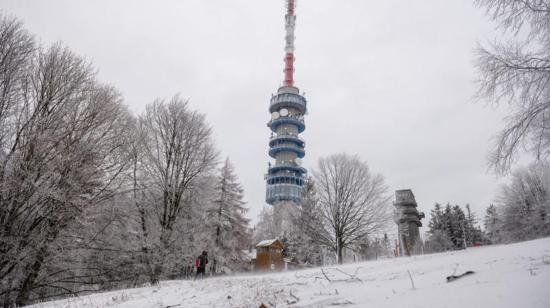 Megérkezett Magyarországra az idei ősz első hóesése, varázslatos fehér takaróval borítva be a tájat.
