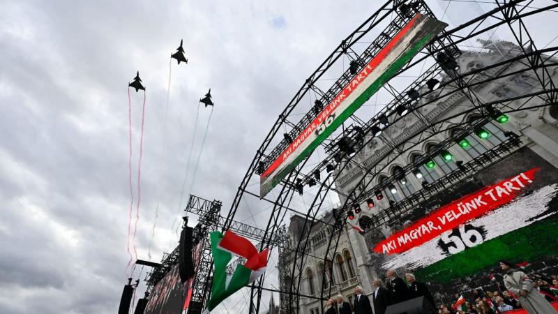 Orbán Viktor bemutatta, milyen látványos manőverekre képesek a Gripenek, amikor átrepülnek az ünneplő tömeg felett – nézd meg a videót!