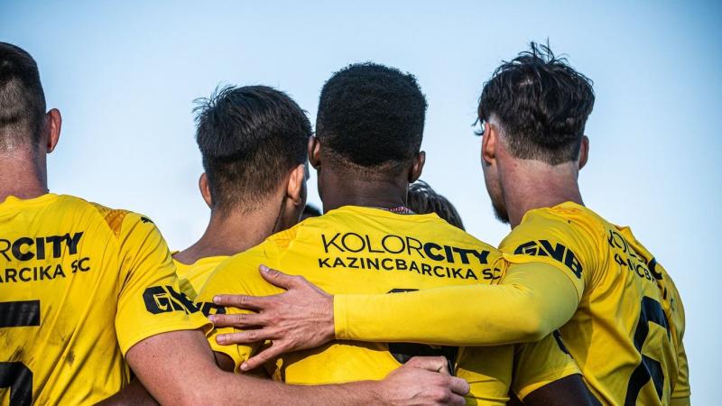 Sérülések, kihagyott büntetők, kapufák és sárga lapok – a lelkes amatőr csapatok igazi kihívást jelentettek az NB I-es gárdák számára. Az izgalom és a feszültség minden mérkőzésen tapintható volt, ahogy a kisebb együttesek bátran felvették a harcot a nagy