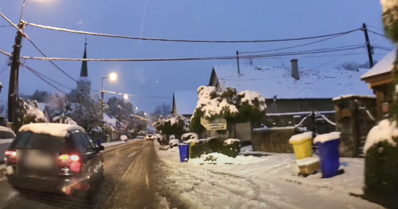 Egy videó tanúskodik arról, ahogy a friss hóesés után egy türelmetlen autós majdnem balesetet szenved Budakalászon. A csúszós utakon való közlekedés új kihívások elé állítja a sofőröket, és ez az eset is jól mutatja, mennyire fontos a körültekintés és a f