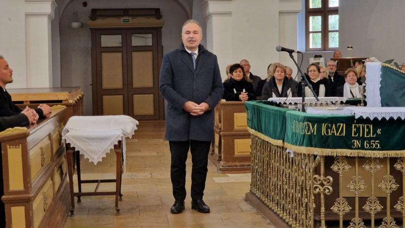 Gyulán ünnepélyes keretek között emlékeztek meg az idei termésről a Hálaadó napon. A rendezvény célja, hogy kifejezzék hálájukat a bőséges aratásért, és összegyűljenek a helyi közösség tagjai, hogy együtt ünnepeljék a mezőgazdaság eredményeit.