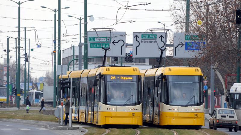 Bár a villamos hosszan csengetett, az előtte parkoló autó egy helyben maradt - videó.