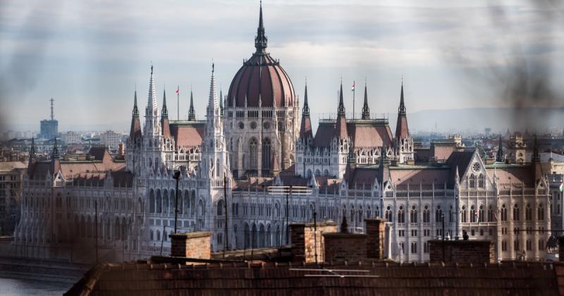 Ma este a kormány nem pihen: izgalommal teli lélegzettel várják a sorsdöntő bejelentést.