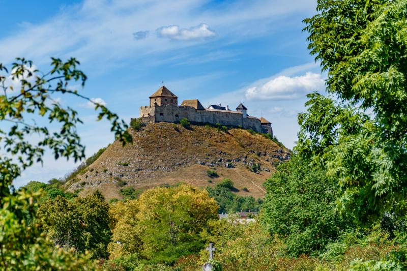 Fedezd fel a Sümegi vár lenyűgöző történelmét! Merülj el a középkori lakók mindennapjaiban, miközben lélegzetelállító panoráma fogad. Ne hagyd ki ezt az egyedülálló élményt! | szmo.hu