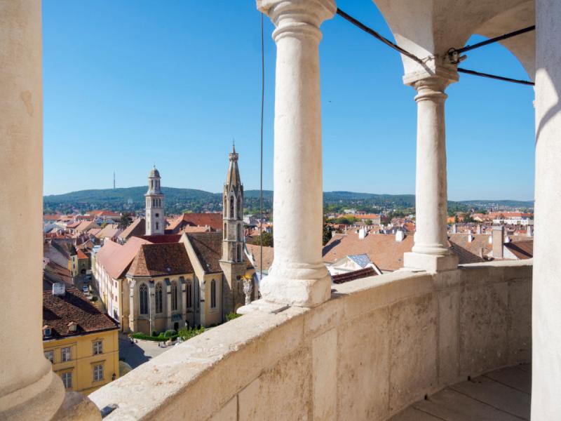 Sopron és környéke 103 évvel ezelőtti történelmi döntésére emlékeztek, amely mély nyomot hagyott a régió életében. Az esemény, amely a közösség összetartozását és identitását formálta, különös jelentőséggel bír ma is. Az ünnepség során a helyiek és a láto