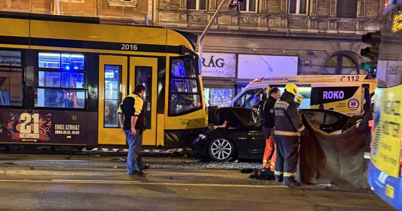 A Corvin-negyed közelében egy autó alá szorult a villamos, ami igencsak meglepte a környékbelieket.