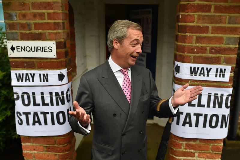 Történelmi győzelmet könyvelhet el Farage pártja Angliában, ahol egy baloldali körzetben, mindössze hat szavazatnyi különbséggel sikerült legyőzniük a Munkáspártot. Ez az eredmény nemcsak a politikai tájat, hanem a választók hangulatát is jelentősen átren