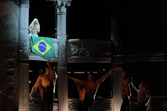 A brazil rendőrség sikeresen megakadályozott egy bombatámadást Lady Gaga riói koncertjén, ezzel megvédve a rajongókat és biztosítva a rendezvény biztonságát.