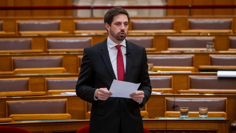Persze! Íme egy egyedi változata a “Vegytiszta hazugság” című műnek:

---

**Magyar Levente: Tiszta hazugság**

A valóság néha olyan, mint egy színes tükör, amelyben a képek eltorzítva jelennek meg. A szavak, mint apró, csillogó gyöngyök, csupán a felszín