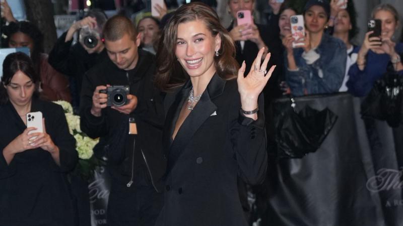 Félpucér fotózáson tűnt fel Hailey Bieber, Justin Bieber felesége, aki sosem volt még ennyire vonzó. Az új képek megmutatják, hogy Hailey magabiztosan vállalja bájait, és ezúttal igazán merész stílusával hívta fel magára a figyelmet.