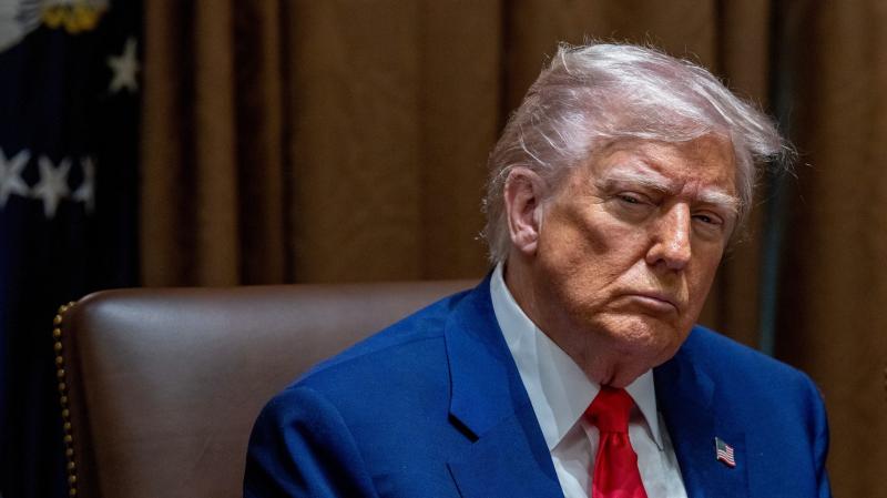 Szijjártó Péter reagált az újabb amerikai vámokra, kijelentve, hogy Brüsszel nem tudott konszenzusra jutni Donald Trumppal, és most itt az eredmény.