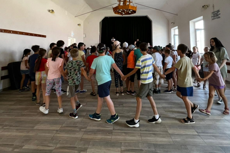 Természetesen! Íme egy egyedi megfogalmazás:

**Fiataloknak és gyerekeknek szóló táborok** 

Az ifjúsági és gyermektáborok nagyszerű lehetőséget kínálnak a fiatalok számára, hogy felfedezzék a természetet, új barátságokat kössenek, és izgalmas kalandokat 