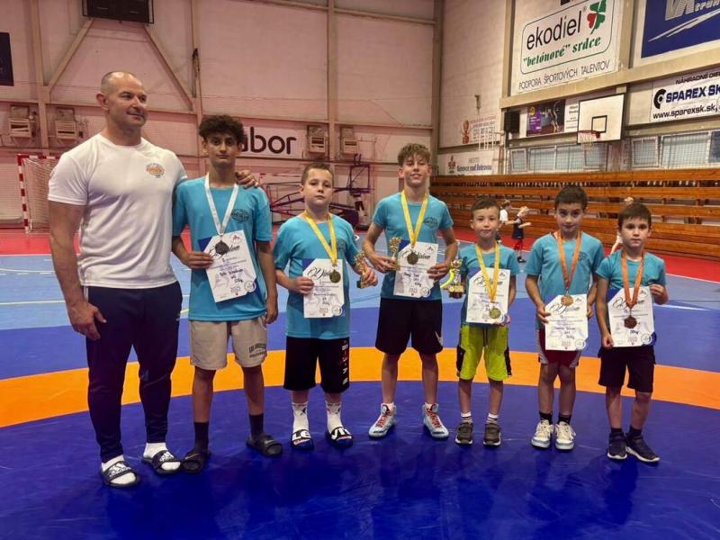 A Gaál Wrestling Team lenyűgöző teljesítményt nyújtott a báni nemzetközi versenyen, ahol a versenyzők kiemelkedő eredményeket értek el. A csapat tagjai kitartó munkával és elkötelezettséggel készültek a megmérettetésre, és ez meg is hozta gyümölcsét. A ve