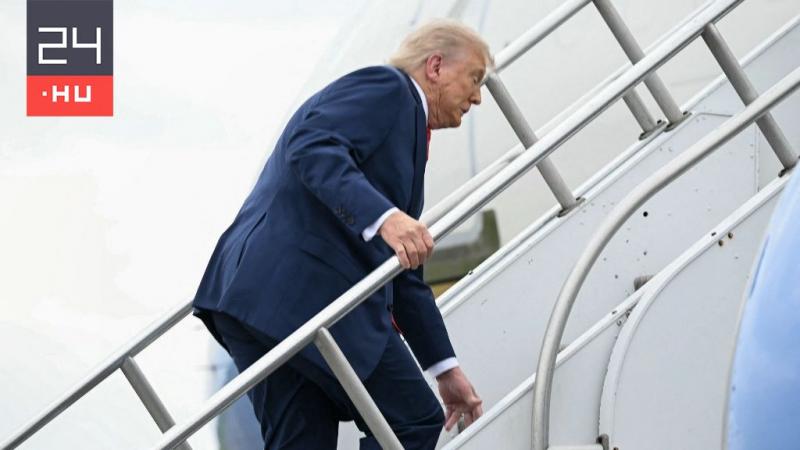 Donald Trumpnak nem éppen simán ment az Air Force One lépcsőjén való közlekedés - nézd meg a videót! | 24.hu