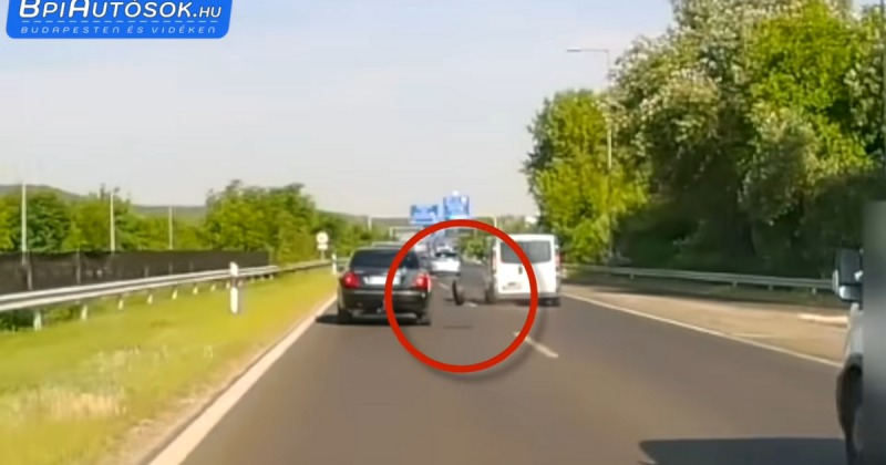 Egy autós úgy határozott, hogy nem áll sorba, és a járdáról próbálta megkerülni a forgalmat. Az M1-es autópályán pedig egy kerék is leszakadt a járművéről, ami még inkább fokozta a káoszt.