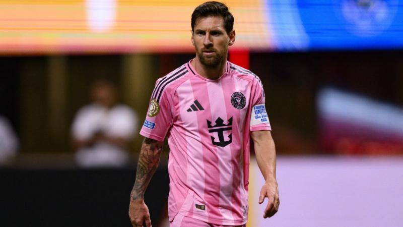 Messi csapata súlyos vereséget szenvedett el, amikor a világbajnok labdarúgó alaposan helybenhagyta őket. | Rangadó