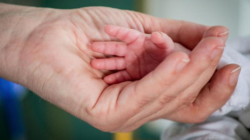 A nő, aki a munkahelyén hozta világra gyermekét, végül beismerte tettét, miszerint a kicsit nejlonzacskókba helyezte.