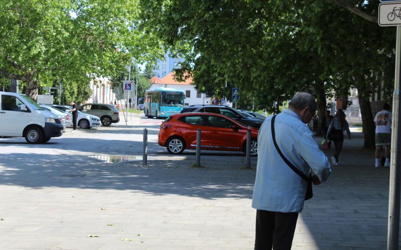 A vágsellyei hivatalban ideiglenesen lezárják a parkolót, így a helyszínen nem áll módjukban ügyfeleket fogadni.