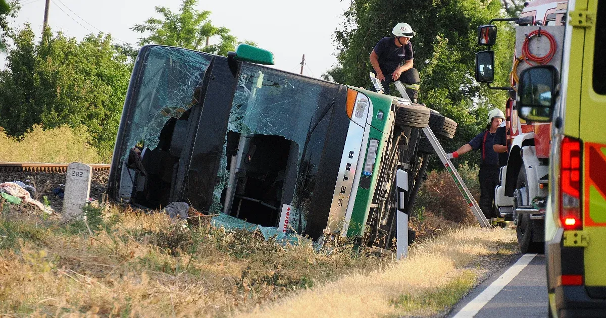A Kunszentmárton közelében árokba borult busz vezetőjét gyanúsítottként hallgatták ki a hatóságok.