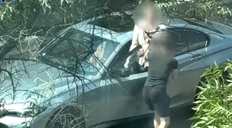 Egy feszültséggel teli közúti konfliktus bontakozott ki Budapesten, ahol az egyik sofőr a motorháztetőn próbálta megakadályozni a másikat a továbbutazásban.