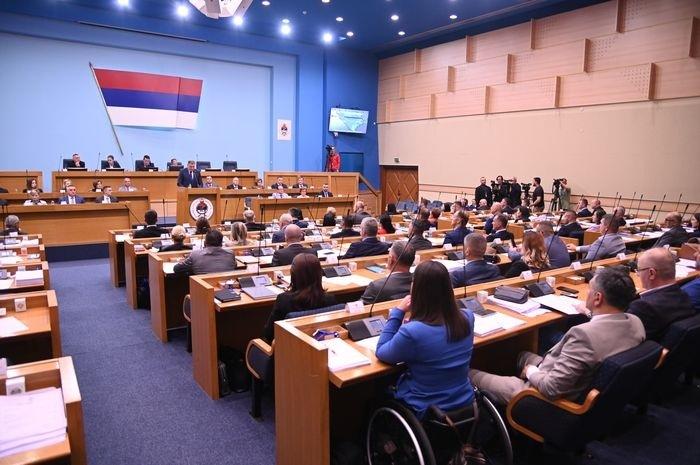 Boszniai Parlament: Alkotmányellenes Dodik elnöki mandátumának felfüggesztése | Vajdaság MA

A boszniai parlament legújabb ülése során fontos döntés született, amely a politikai tájat jelentősen befolyásolhatja. A képviselők a Dodik elnöki mandátumának al
