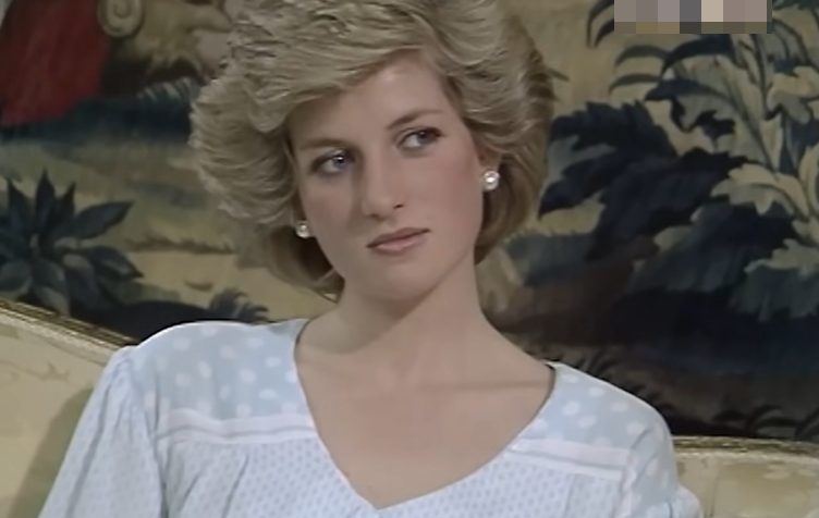 Lady Diana halála előtt egy héttel készült el az a szívszorító fotósorozat, amelyet egy paparazzo készített. Ezek a képek a hercegnő utolsó pillanatait örökítették meg, tükrözve a nyilvánosság és a magánélet határvonalának drámai feszültségét. A fotók nem