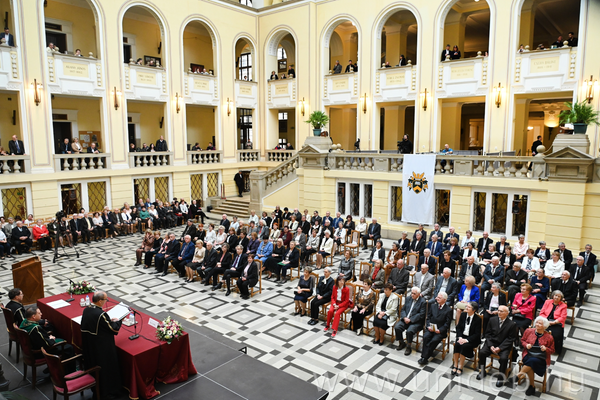 A jubileumi diplomaosztón a TTK különleges ünnepség keretében köszöntötte régi hallgatóit, akik az évek során hozzájárultak az intézmény hírnevéhez és tudományos életéhez.