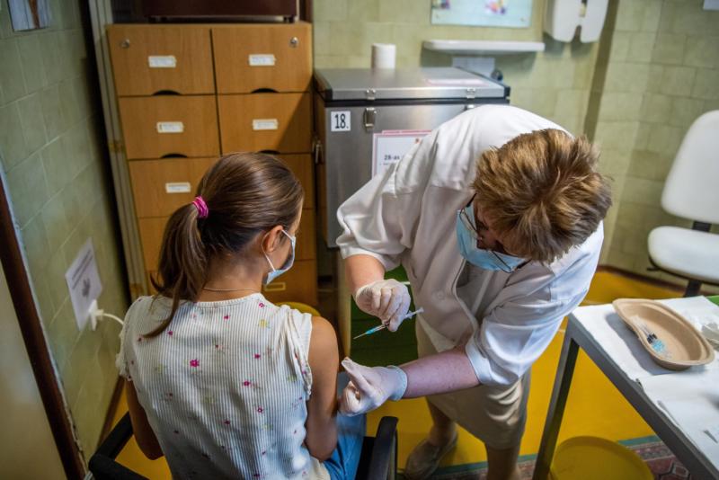 A kormány egy törvénymódosítással kíván támogatást nyújtani azoknak az orvosoknak, akiket oltásellenesek pereltek be.