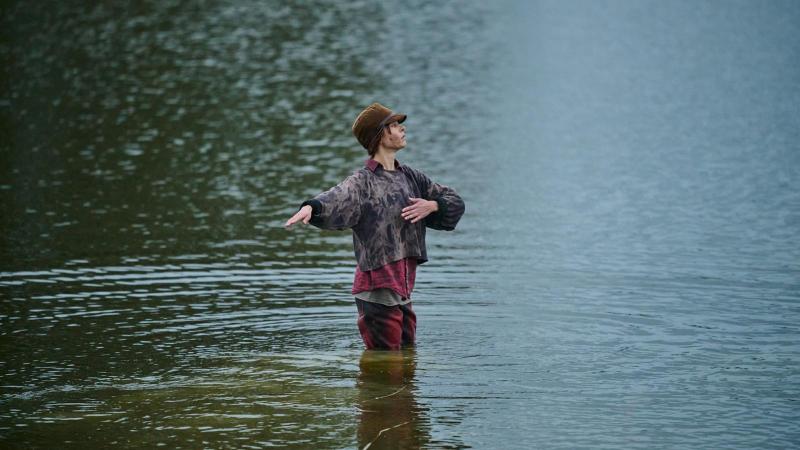 A Trafó PerformanszBusza különleges módon hozza el a kortárs művészet varázsát Magyarország különböző tájaira. Ezzel a kezdeményezéssel a kultúra élménye nem csupán a fővárosra korlátozódik, hanem eljut a legapróbb településekre is, ahol a helyi közönség 