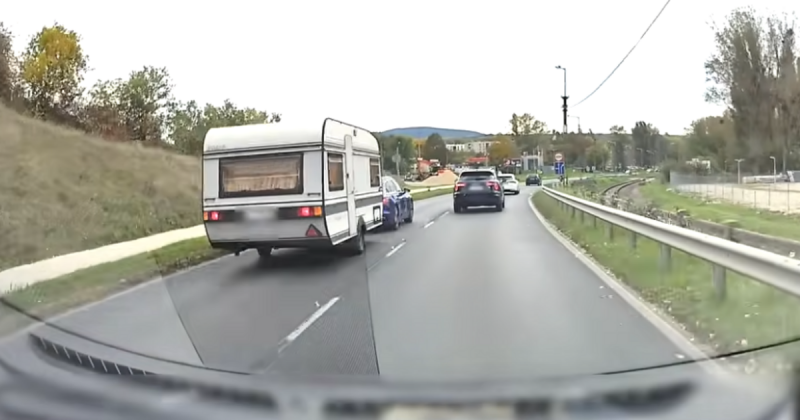 Egy lakókocsit vontató Audi sofőrje azt gondolta, hogy a városi utcák egy gyorsulási verseny színhelyévé váltak.