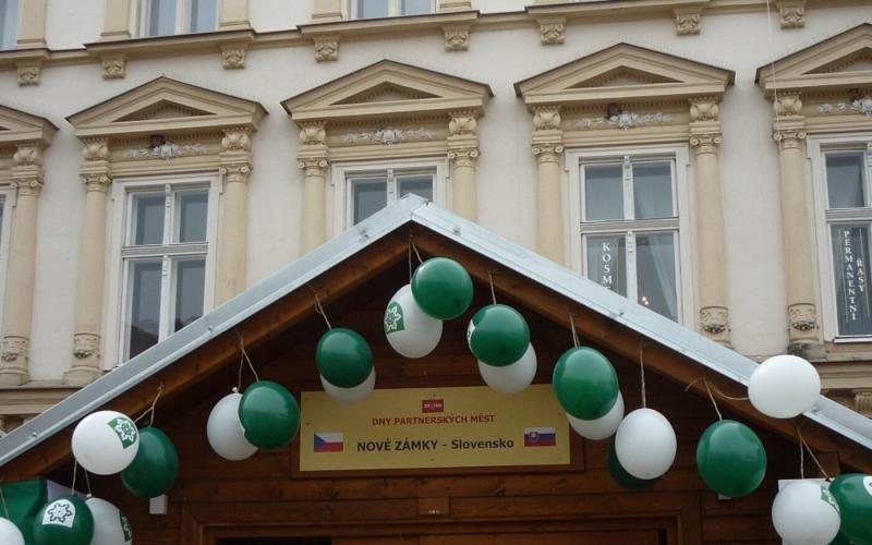 Csehország nemzeti lobogója díszeleg az érsekújvári városháza homlokzatán.