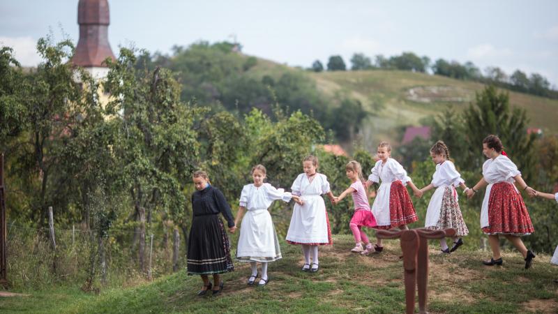 Egy magyar falu különleges példát mutat arra, miként élhetünk boldogabb és tartalmasabb életet: Noszvajon, a kelet-magyarországi településen egy egyedülálló életmódkísérlet vette kezdetét.