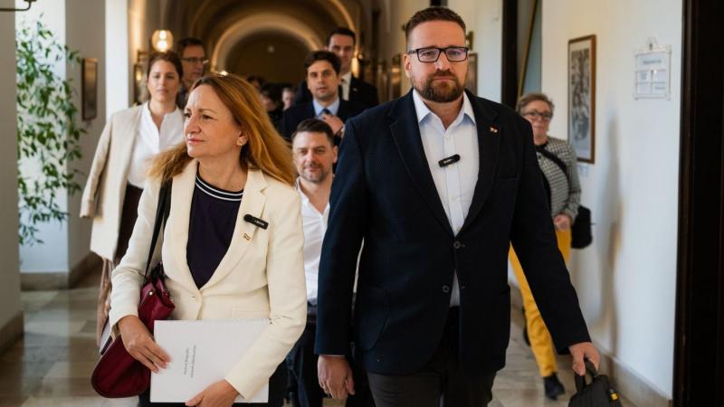 Ezek teljesen elvesztették a fonalat: már a létezésükben megkérdőjelezhető kormányuk pénzügyi forrásait is elköltik Magyar Péterék.