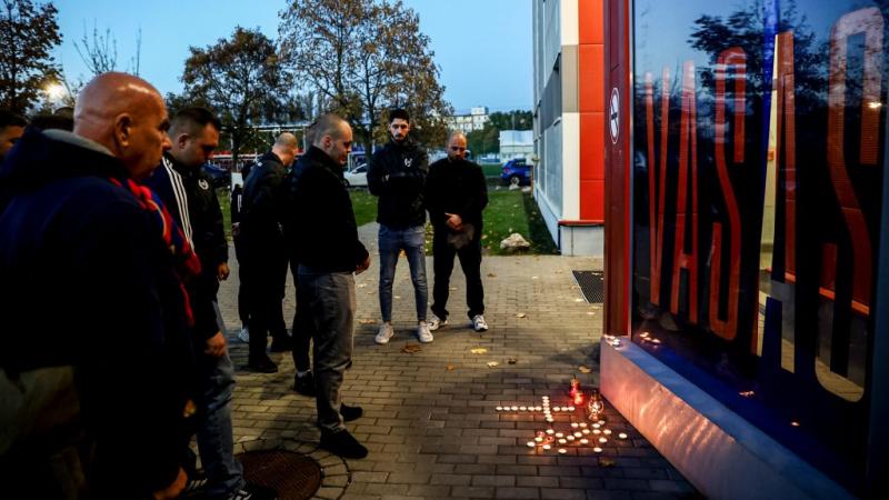 Gyertyagyújtással tisztelegtek Süllős Gyula és családja emléke előtt, akik a kenyai repülőgép-baleset következtében veszítették életüket. A megemlékezés során sokan gyűltek össze, hogy közösen idézzék fel az áldozatok emlékét és kifejezzék részvétüket.