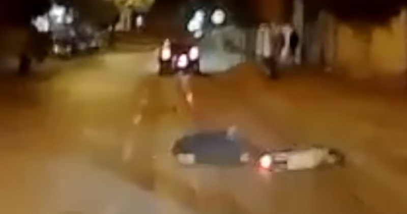 A villamos síneken suhanva egy rollerrel száguldott valaki, de sajnos a kaland végül egy hatalmas esésbe torkollott.