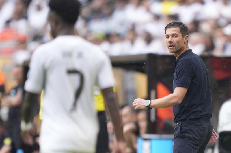 Xabi Alonso kifejtette álláspontját a Vinícius-ügyről, hangsúlyozva a helyzet komplexitását és a sport világában tapasztalható előítéletek elleni küzdelem fontosságát. Az exfutballista szerint elengedhetetlen, hogy a közösség összefogjon a tisztelet és a 