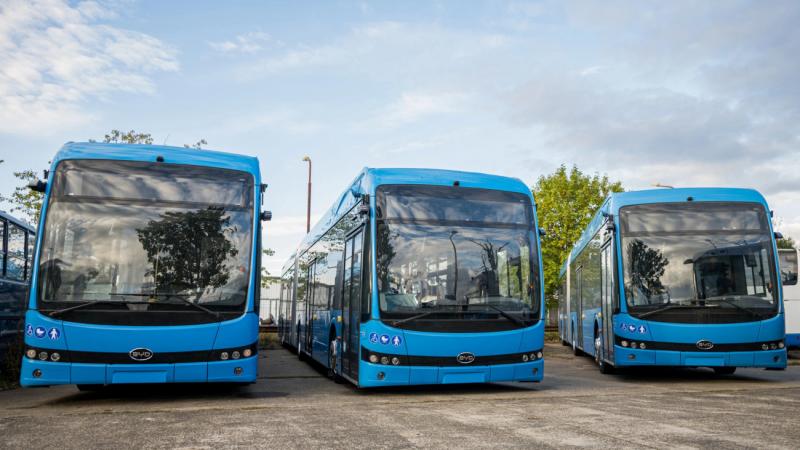 Kína: Az elektromos buszok birodalma

Kína nem csupán a világ legnépesebb országa, hanem az elektromos buszok fejlesztésének és gyártásának éllovasa is. Az ország innovatív megoldásokkal és hatalmas beruházásokkal lép előre a fenntartható közlekedés terén